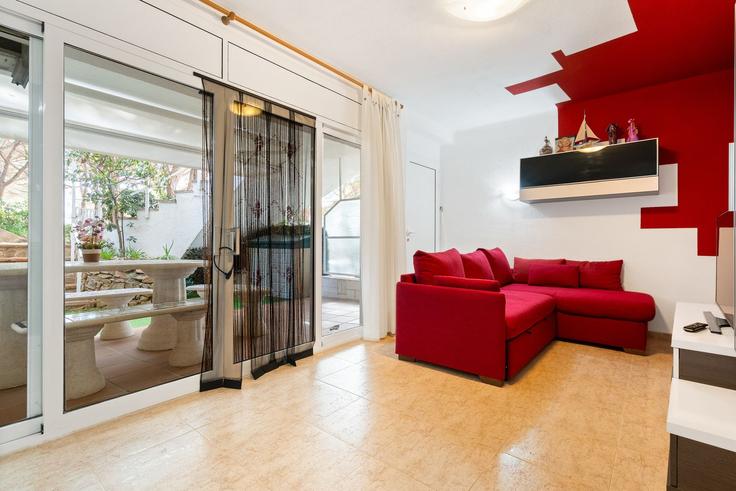 Elegante sala de estar con mobiliario moderno en un apartamento en Building Carrer Punta Prima - welcs - 1328261 en Platja d'Aro i S'Agaró, Platja d'Aro i S'Agaró