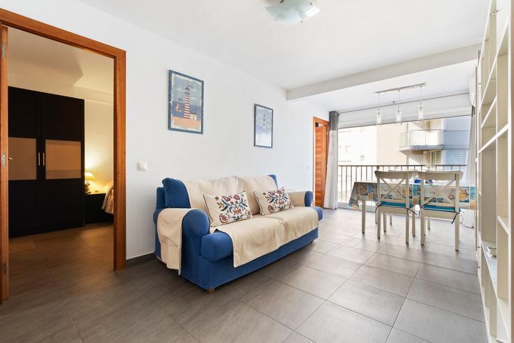 Elegante sala de estar con mobiliario moderno en un apartamento en Building Carrer Ciutat de Girona - welcs - 1328235 en Platja d'Aro i S'Agaró, Platja d'Aro i S'Agaró