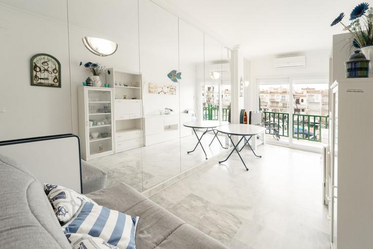 Elegant gestaltetes Wohnzimmer mit moderner Einrichtung in einer Wohnung im Building Carrer Port Moxo - welcs - 1328248 in Empuriabrava, Empuriabrava Elegant gestaltetes Wohnzimmer mit moderner Einrichtung in einer Wohnung im Building Carrer Port Moxo - welcs - 1328248 in Empuriabrava, Empuriabrava