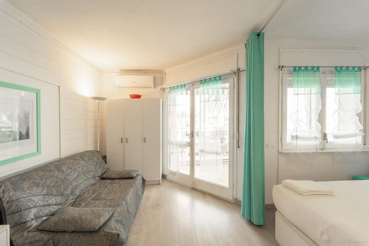 Elegant gestaltetes Wohnzimmer mit moderner Einrichtung in einer Wohnung im Building Calle del Club Náutico - welcs - 1328245 in Empuriabrava, Empuriabrava