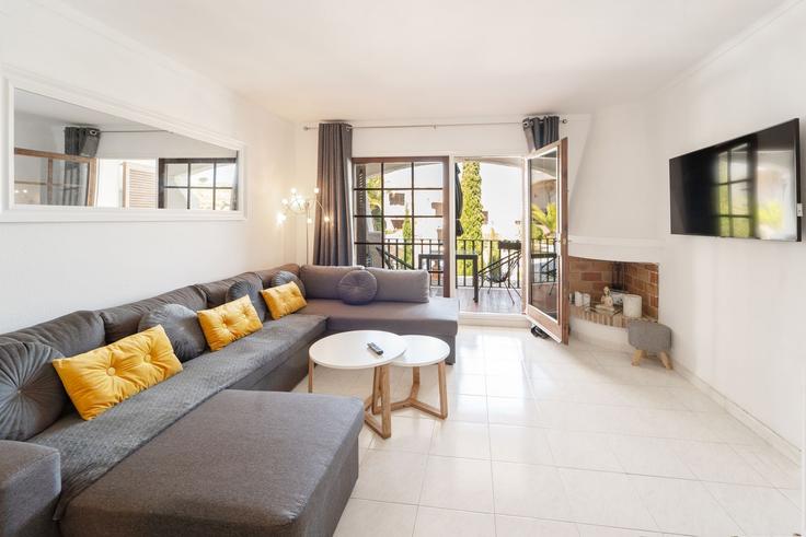 Salle de séjour élégante avec mobilier moderne dans un appartement à Building Carrer de la Pujada del Puig Rom - welcs - 1328212 à Roses, Roses