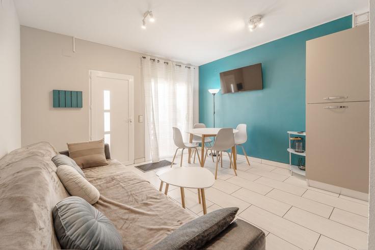 Roses, Roses에 위치한 Building Pujada del Puig - welcs - 1328253 아파트의 세련된 인테리어가 돋보이는 거실 Roses, Roses에 위치한 Building Pujada del Puig - welcs - 1328253 아파트의 세련된 인테리어가 돋보이는 거실