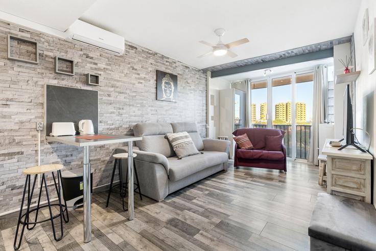 Elegante sala de estar con mobiliario moderno en un apartamento en Building Carrer Doctor Fleming - welcs - 1328249 en Platja d'Aro i S'Agaró, Platja d'Aro i S'Agaró