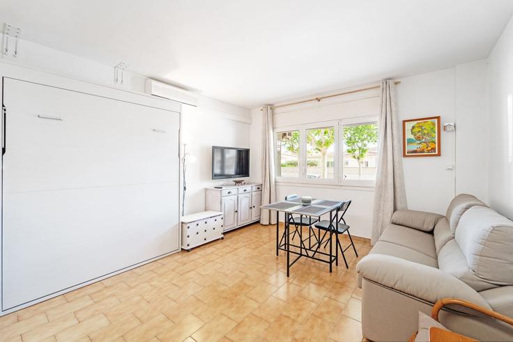 Elegant gestaltetes Wohnzimmer mit moderner Einrichtung in einer Wohnung im Building Carrer Port Empordà - welcs - 1328240 in Empuriabrava, Empuriabrava Elegant gestaltetes Wohnzimmer mit moderner Einrichtung in einer Wohnung im Building Carrer Port Empordà - welcs - 1328240 in Empuriabrava, Empuriabrava