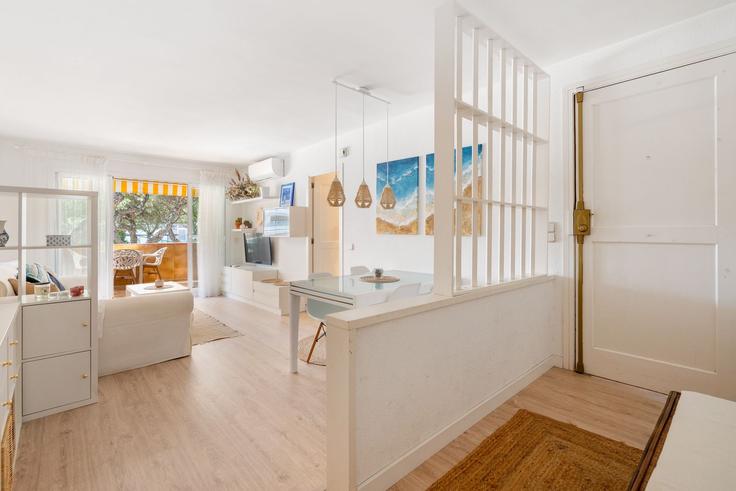 Elegante sala de estar con mobiliario moderno en un apartamento en Building Carrer de València - welcs - 1328215 en Platja d'Aro i S'Agaró, Platja d'Aro i S'Agaró
