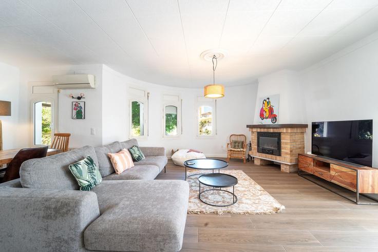 Building Carrer Pení - welcs - 1328251 adresindeki bir dairede modern mobilyalarla zarif bir şekilde tasarlanmış oturma odası Empuriabrava, Empuriabrava