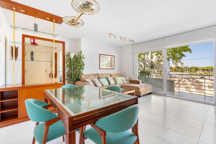 Elegante sala de estar con mobiliario moderno en un apartamento en Building Carrer Mar i Llum - welcs - 1328236 en Platja d'Aro i S'Agaró, Platja d'Aro i S'Agaró
