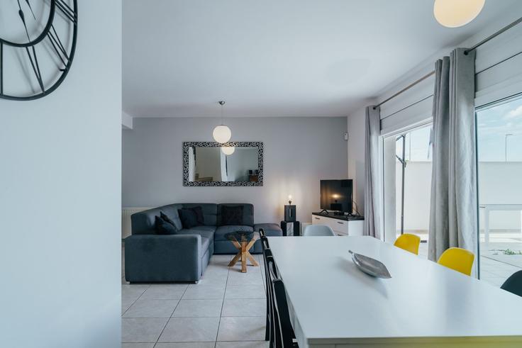 Building Carrer Requesens - welcs - 1328314 adresindeki bir dairede modern mobilyalarla zarif bir şekilde tasarlanmış oturma odası Empuriabrava, Empuriabrava