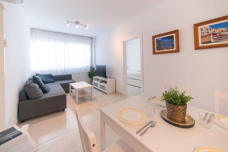 Elegante sala de estar con mobiliario moderno en un apartamento en Building Avinguda Onze de Setembre - welcs - 1328305 en Platja d'Aro i S'Agaró, Platja d'Aro i S'Agaró