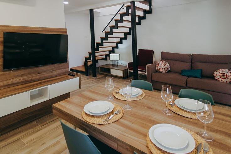 Elegante sala de estar con mobiliario moderno en un apartamento en Building Carrer Rafel Casanovas - welcs - 1328271 en Platja d'Aro i S'Agaró, Platja d'Aro i S'Agaró