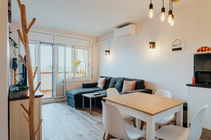 Elegant gestaltetes Wohnzimmer mit moderner Einrichtung in einer Wohnung im Building Carrer Port Alegre - welcs - 1328319 in Empuriabrava, Empuriabrava Elegant gestaltetes Wohnzimmer mit moderner Einrichtung in einer Wohnung im Building Carrer Port Alegre - welcs - 1328319 in Empuriabrava, Empuriabrava