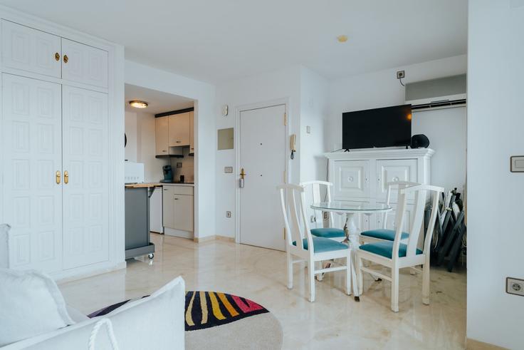 Building Carrer Cavall de Mar - welcs - 1328278 adresindeki bir dairede modern mobilyalarla zarif bir şekilde tasarlanmış oturma odası Empuriabrava, Empuriabrava Building Carrer Cavall de Mar - welcs - 1328278 adresindeki bir dairede modern mobilyalarla zarif bir şekilde tasarlanmış oturma odası Empuriabrava, Empuriabrava