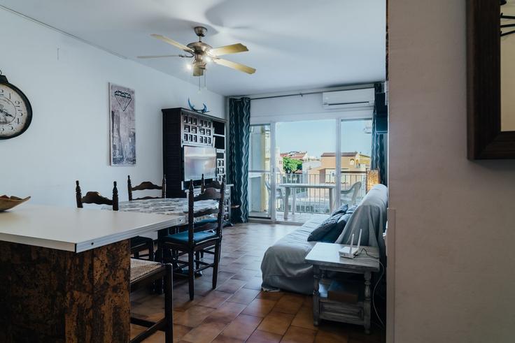 Building Carrer Badia-Gran Reserva - welcs - 1328332 adresindeki bir dairede modern mobilyalarla zarif bir şekilde tasarlanmış oturma odası Empuriabrava, Empuriabrava Building Carrer Badia-Gran Reserva - welcs - 1328332 adresindeki bir dairede modern mobilyalarla zarif bir şekilde tasarlanmış oturma odası Empuriabrava, Empuriabrava