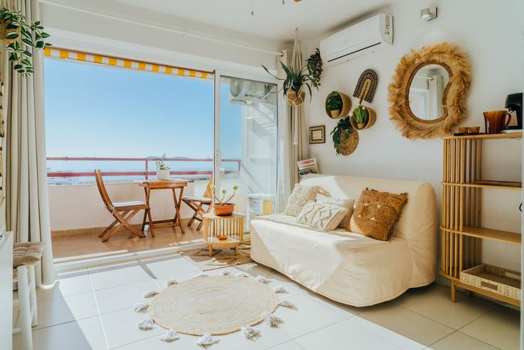 Sala de estar elegantemente projetada com móveis modernos em um apartamento no Building Carrer Cap Ponent - welcs - 1328318 em Roses, Roses Sala de estar elegantemente projetada com móveis modernos em um apartamento no Building Carrer Cap Ponent - welcs - 1328318 em Roses, Roses