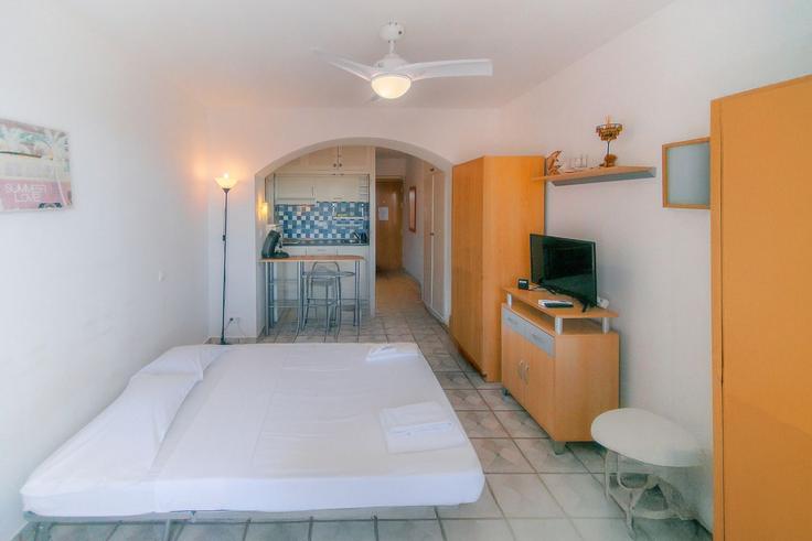 Roses, Roses에 위치한 Building Carrer Cap Ponent - welcs - 1328331 아파트의 세련된 인테리어가 돋보이는 거실 Roses, Roses에 위치한 Building Carrer Cap Ponent - welcs - 1328331 아파트의 세련된 인테리어가 돋보이는 거실