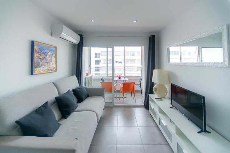 Sala de estar elegantemente projetada com móveis modernos em um apartamento no Building Avinguda de la platja - welcs - 1328327 em Roses, Roses Sala de estar elegantemente projetada com móveis modernos em um apartamento no Building Avinguda de la platja - welcs - 1328327 em Roses, Roses