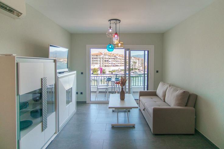 Building Carrer Poblat Típic-Plaça Església - welcs - 1328335 adresindeki bir dairede modern mobilyalarla zarif bir şekilde tasarlanmış oturma odası Empuriabrava, Empuriabrava Building Carrer Poblat Típic-Plaça Església - welcs - 1328335 adresindeki bir dairede modern mobilyalarla zarif bir şekilde tasarlanmış oturma odası Empuriabrava, Empuriabrava