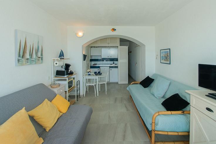 Roses RosesのBuilding Carrer Cap Ponent - welcs - 1328343のアパートメントにある、モダンな家具を備えたエレガントなデザインのリビングルーム