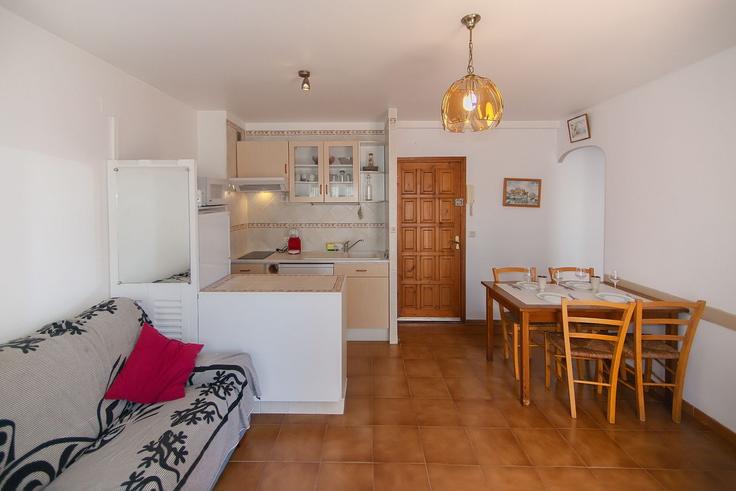 Building Carrer Port Banyuls - welcs - 1328281 adresindeki bir dairede modern mobilyalarla zarif bir şekilde tasarlanmış oturma odası Empuriabrava, Empuriabrava Building Carrer Port Banyuls - welcs - 1328281 adresindeki bir dairede modern mobilyalarla zarif bir şekilde tasarlanmış oturma odası Empuriabrava, Empuriabrava