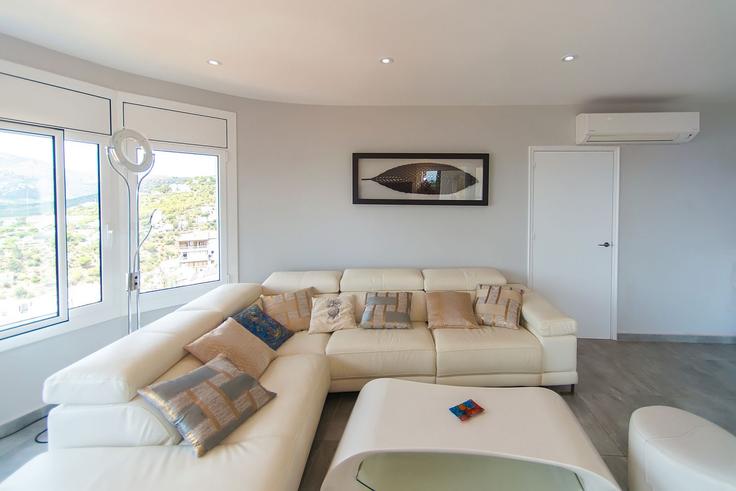 Sala de estar elegantemente projetada com móveis modernos em um apartamento no Building Carrer Pau Vila - welcs - 1328351 em Roses, Roses Sala de estar elegantemente projetada com móveis modernos em um apartamento no Building Carrer Pau Vila - welcs - 1328351 em Roses, Roses