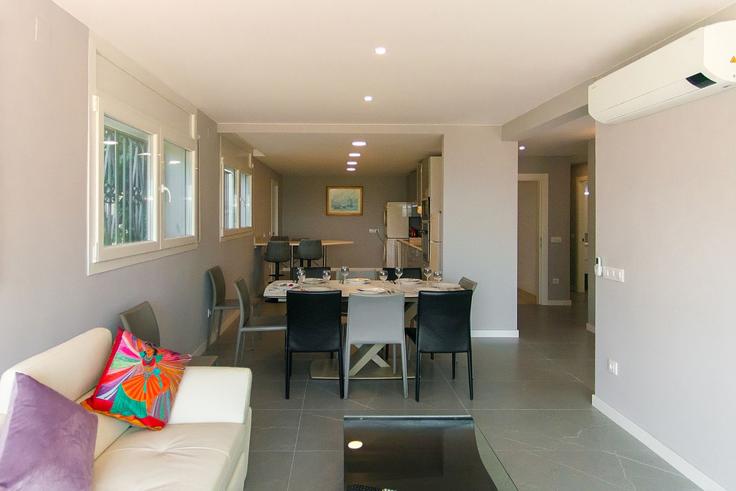 Roses, Roses에 위치한 Building Carrer Lisip - welcs - 1328309 아파트의 세련된 인테리어가 돋보이는 거실 Roses, Roses에 위치한 Building Carrer Lisip - welcs - 1328309 아파트의 세련된 인테리어가 돋보이는 거실