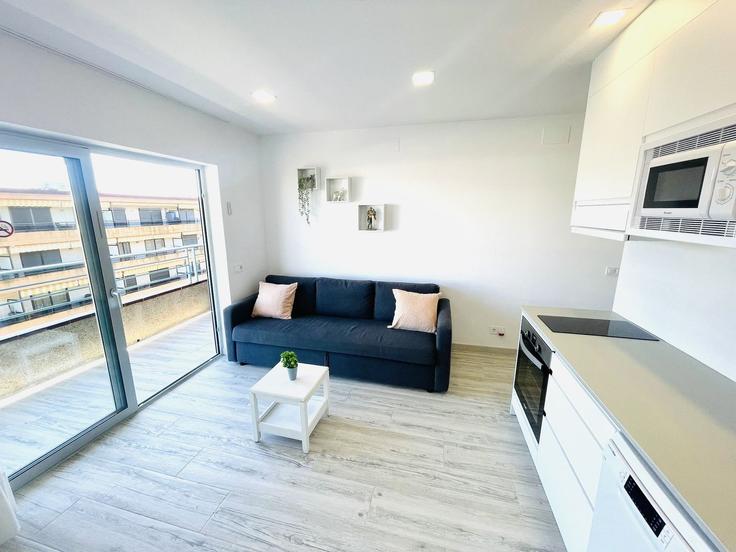 Platja d'Aro i S'Agaró Platja d'Aro i S'AgaróのBuilding Avinguda Estrasburg - welcs - 1492703のアパートメントにある、モダンな家具を備えたエレガントなデザインのリビングルーム
