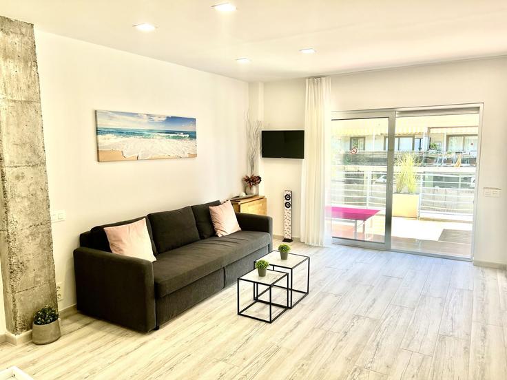 Building Avinguda Estrasburg - welcs - 1492705 adresindeki bir dairede modern mobilyalarla zarif bir şekilde tasarlanmış oturma odası Platja d'Aro i S'Agaró, Platja d'Aro i S'Agaró