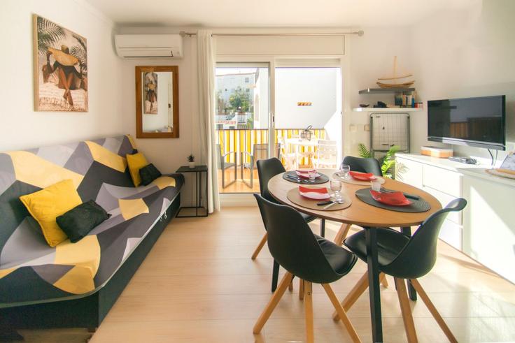 Elegante sala de estar con mobiliario moderno en un apartamento en Building Carrer Víctor Català - welcs - 1492714 en Roses, Roses Elegante sala de estar con mobiliario moderno en un apartamento en Building Carrer Víctor Català - welcs - 1492714 en Roses, Roses