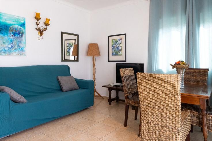 Elegant gestaltetes Wohnzimmer mit moderner Einrichtung in einer Wohnung im Building Passatge Port Rhodas - welcs - 1492716 in Empuriabrava, Empuriabrava