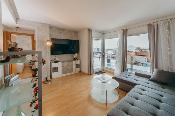 Building Avinguda del Nord - welcs - 1530271 adresindeki bir dairede modern mobilyalarla zarif bir şekilde tasarlanmış oturma odası Roses, Roses Building Avinguda del Nord - welcs - 1530271 adresindeki bir dairede modern mobilyalarla zarif bir şekilde tasarlanmış oturma odası Roses, Roses