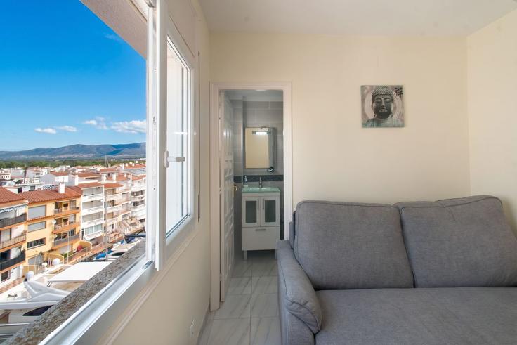 Sala de estar elegantemente projetada com móveis modernos em um apartamento no Building Carrer Caballito Mar - welcs - 1530973 em Empuriabrava, Empuriabrava Sala de estar elegantemente projetada com móveis modernos em um apartamento no Building Carrer Caballito Mar - welcs - 1530973 em Empuriabrava, Empuriabrava