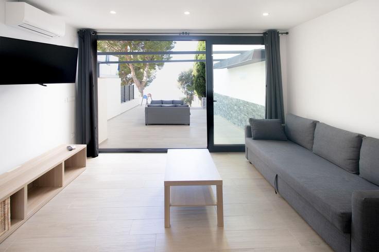 Building Carrer Rembrandt - welcs - 1557565 adresindeki bir dairede modern mobilyalarla zarif bir şekilde tasarlanmış oturma odası Roses, Roses