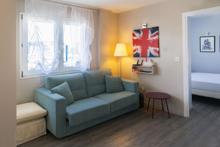 Building Avinguda del Nord - welcs - 1580890 adresindeki bir dairede modern mobilyalarla zarif bir şekilde tasarlanmış oturma odası Roses, Roses Building Avinguda del Nord - welcs - 1580890 adresindeki bir dairede modern mobilyalarla zarif bir şekilde tasarlanmış oturma odası Roses, Roses
