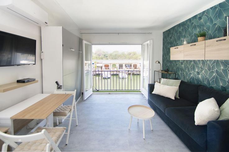 Elegant gestaltetes Wohnzimmer mit moderner Einrichtung in einer Wohnung im Building Carrer Porto Fino - welcs - 1581715 in Empuriabrava, Empuriabrava