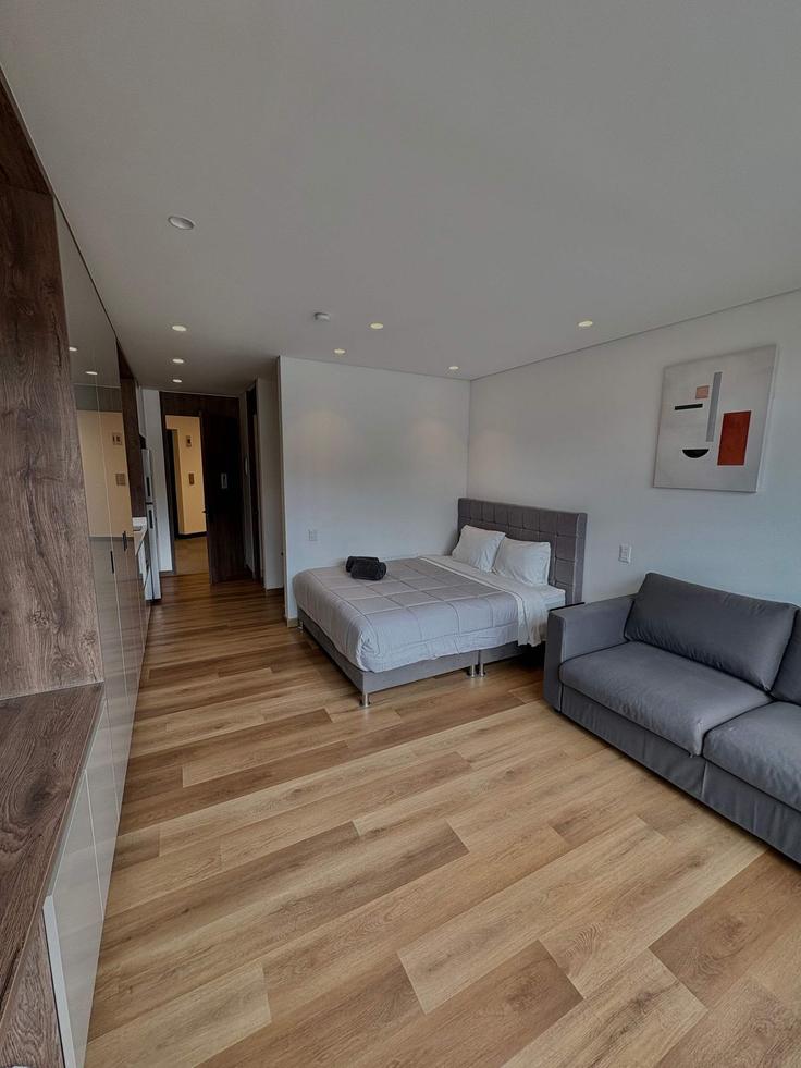 Elegante sala de estar con mobiliario moderno en un apartamento en Building Avenida Carrera 9 - wellcometravel - 1292059 - COL en Usaquén, Bogotá