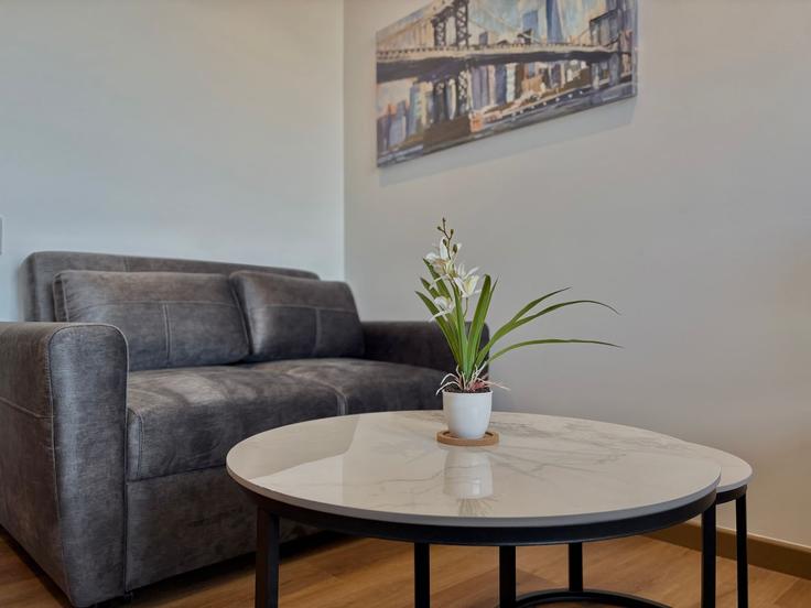 Elegante sala de estar con mobiliario moderno en un apartamento en Building Avenida Carrera 9 - wellcometravel - 1309060 - COL en Usaquén, Bogotá