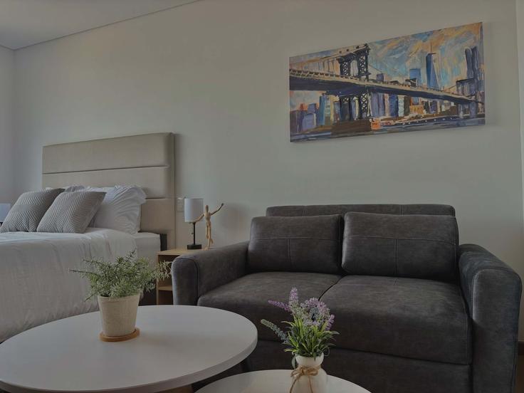 Elegante sala de estar con mobiliario moderno en un apartamento en Building Avenida Carrera 9 - wellcometravel - 1309062 - COL en Usaquén, Bogotá