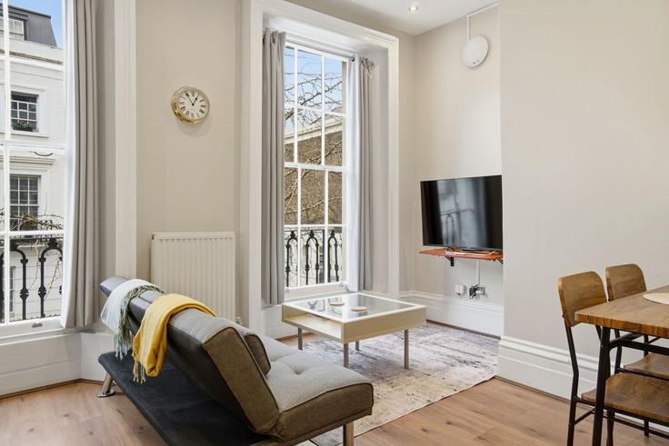 Salle de séjour élégante avec mobilier moderne dans un appartement à Building Warwick Way - westminsterapartments - 1507241 à City of Westminster, London