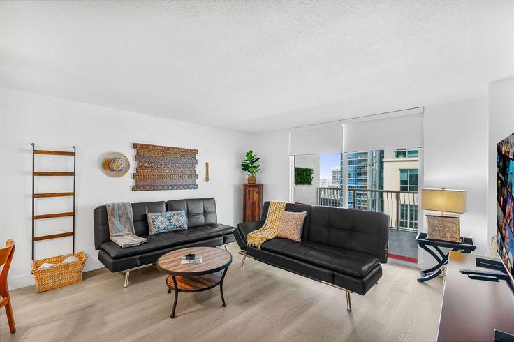 Salle de séjour élégante avec mobilier moderne dans un appartement à Building Brickell Bay Drive - whost - 1036739 - MIA à Miami, Miami Salle de séjour élégante avec mobilier moderne dans un appartement à Building Brickell Bay Drive - whost - 1036739 - MIA à Miami, Miami