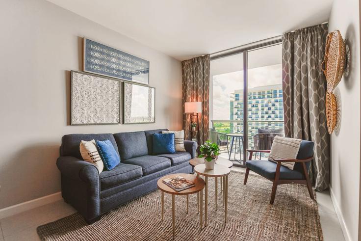 Sala de estar elegantemente projetada com móveis modernos em um apartamento no Building Northwest 84th Avenue - whost - 1230852 - MIA em Doral, Doral