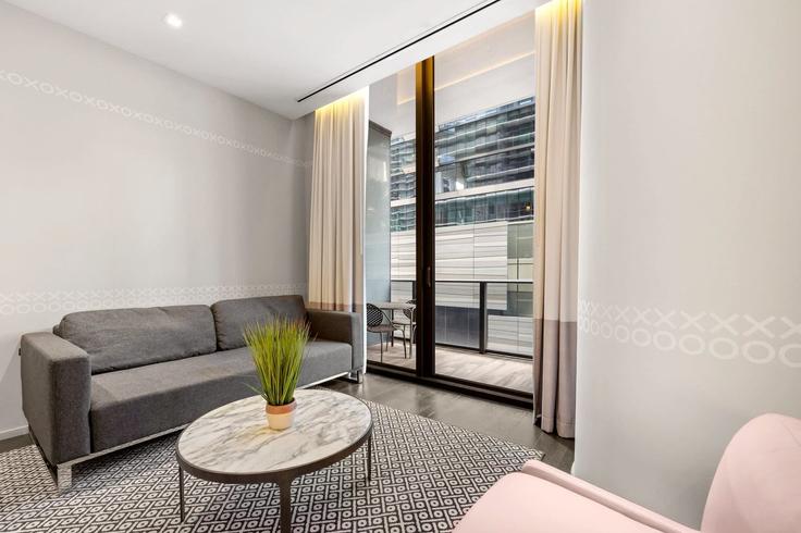 Elegante sala de estar con mobiliario moderno en un apartamento en Building South Miami Avenue - whost - 1230851 - MIA en Miami, Miami