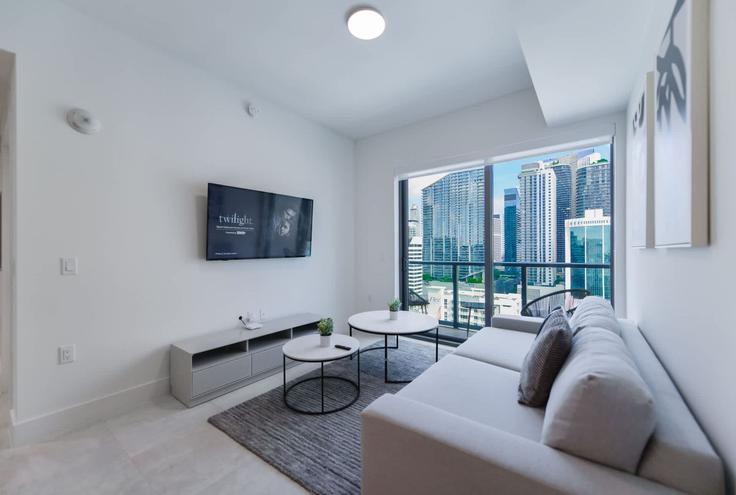 Miami, Miami에 위치한 Building Southwest 9th Street - whost - 1022339 유닛의 세련된 인테리어가 돋보이는 거실 Miami, Miami에 위치한 Building Southwest 9th Street - whost - 1022339 유닛의 세련된 인테리어가 돋보이는 거실