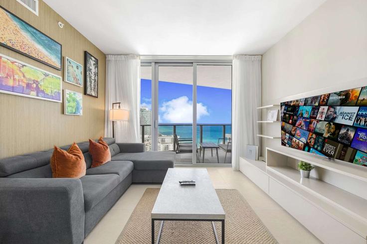 Salle de séjour élégante avec mobilier moderne dans un appartement à Building South Ocean Drive - whost - 1230854 - MIA à Hollywood, Hollywood Salle de séjour élégante avec mobilier moderne dans un appartement à Building South Ocean Drive - whost - 1230854 - MIA à Hollywood, Hollywood