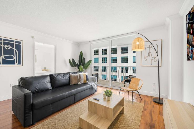 Building Brickell Bay Drive - whost - 1050317 - MIA adresindeki bir dairede modern mobilyalarla zarif bir şekilde tasarlanmış oturma odası Miami, Miami