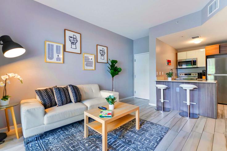 Miami, Miami에 위치한 Building Northeast 29th Street - whost - 1022324 유닛의 세련된 인테리어가 돋보이는 거실 Miami, Miami에 위치한 Building Northeast 29th Street - whost - 1022324 유닛의 세련된 인테리어가 돋보이는 거실