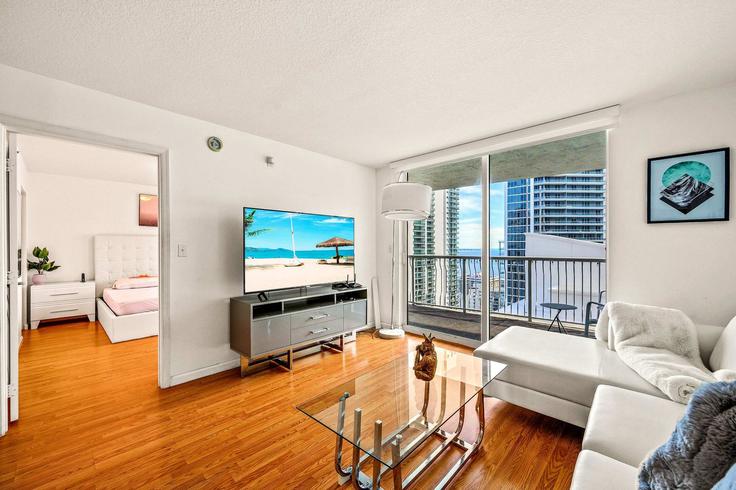 Salle de séjour élégante avec mobilier moderne dans un appartement à Building Brickell Avenue - whost - 1022272 à Miami, Miami Salle de séjour élégante avec mobilier moderne dans un appartement à Building Brickell Avenue - whost - 1022272 à Miami, Miami