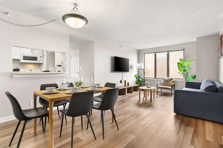 Arlington ArlingtonのBuilding 12th Street South - whost - 1048675 - WDCのアパートにある、ダイニングテーブルとスタイリッシュな椅子