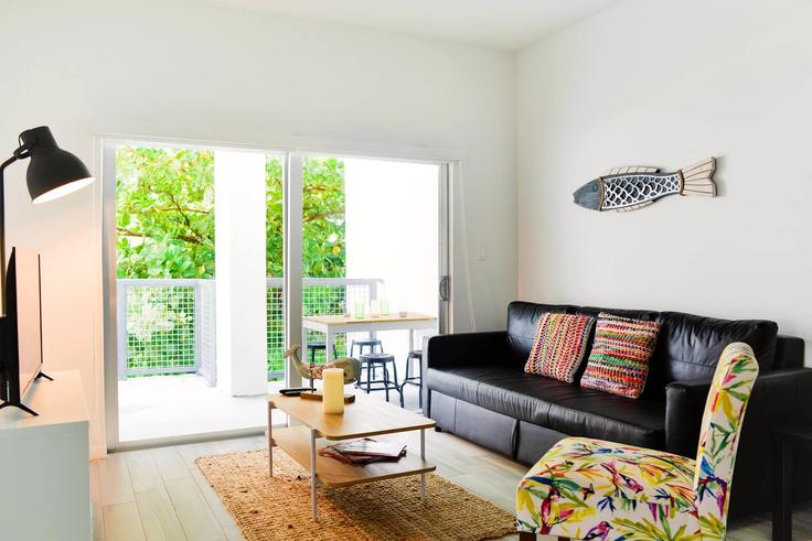 Salle de séjour élégante avec mobilier moderne dans un appartement à Building Northeast 29th Street - whost - 1022313 à Miami, Miami Salle de séjour élégante avec mobilier moderne dans un appartement à Building Northeast 29th Street - whost - 1022313 à Miami, Miami