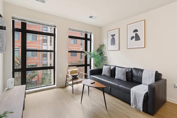 Building 10th Street South - whost - 1048678 - WDC adresindeki bir dairede modern mobilyalarla zarif bir şekilde tasarlanmış oturma odası Arlington, Arlington Building 10th Street South - whost - 1048678 - WDC adresindeki bir dairede modern mobilyalarla zarif bir şekilde tasarlanmış oturma odası Arlington, Arlington