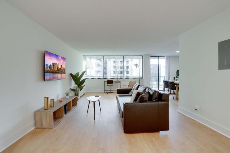 Sala de estar elegantemente projetada com móveis modernos em um apartamento no Building 23rd Street South - whost - 1022517 - WDC em Arlington, Arlington